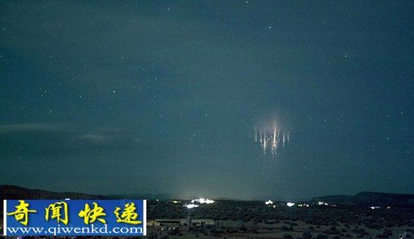 红光在雷雨云的上方闪过 被称为“瞬态发光事件”