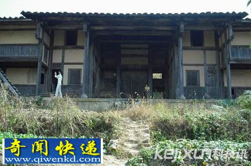 老宅每晚出现闪烁诡光 只有距离老宅200米左右的地方才可以看到