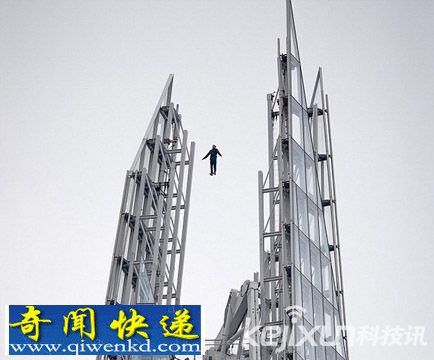 英魔术师上演惊人绝技 凭空悬浮于大厦顶端引来无数粉丝围观