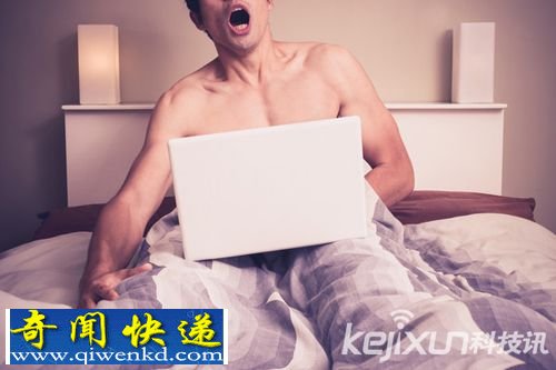 英52岁男子边看A片边把床垫当充气娃娃做爱