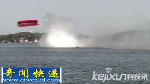 惊魂一刻!时速322公里汽艇空中大翻转 造成2名船员重伤