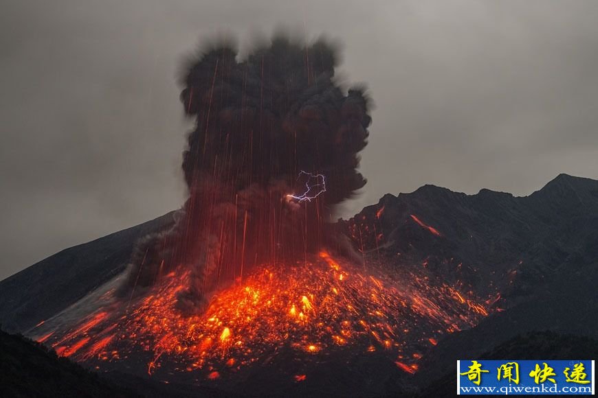 日本现火山闪电奇观 酷似大自然震怒嘶吼