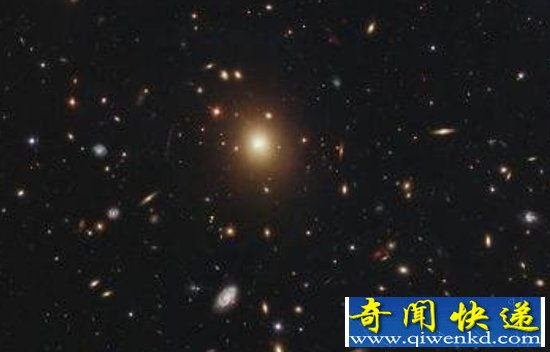 巨型星系核或是两个超级黑洞合并的结果