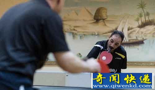 超励志 用嘴打乒乓球的残疾埃及人