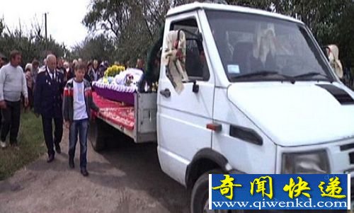世界最高男子脑溢血去世 动用卡车当灵车