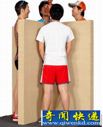 日本一家公司发明4人共用临时厕所 可小便1000次
