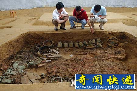 罕见墓葬震惊学界 墓地口犹如麦田怪圈