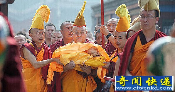 组图实拍活佛圆寂取舍利子的现场纪实