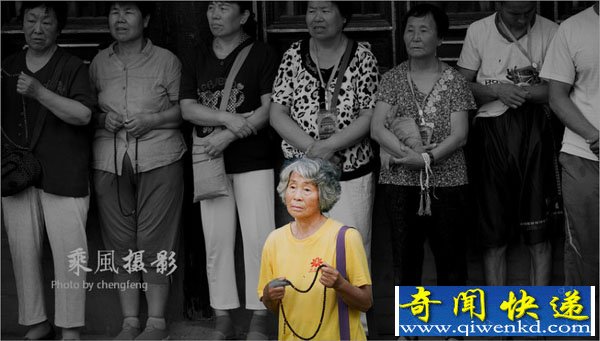 组图实拍活佛圆寂取舍利子的现场纪实