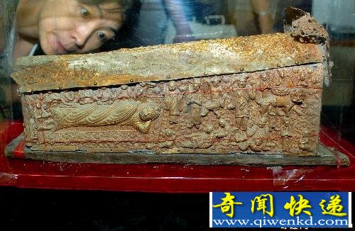 山东兴隆塔地宫发现佛牙金瓶盛满舍利子