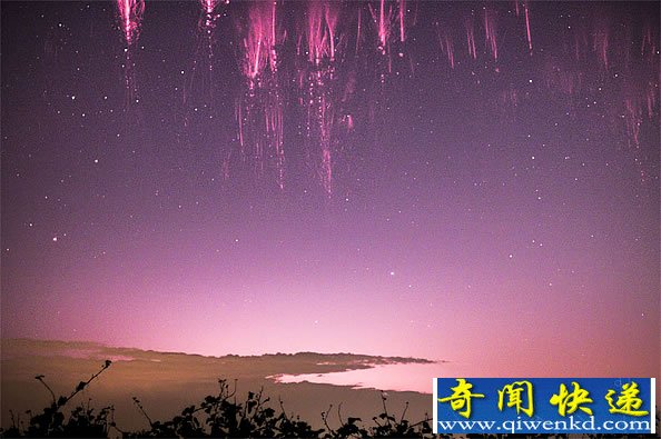 红色“精灵”是云和闪电的共同作用的景象