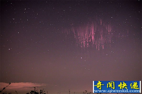 红色“精灵”是云和闪电的共同作用的景象