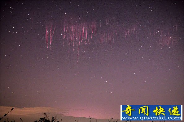 红色“精灵”是云和闪电的共同作用的景象