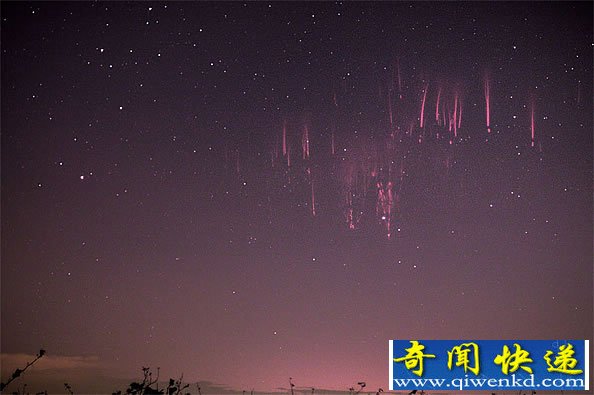 红色“精灵”是云和闪电的共同作用的景象