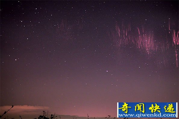 红色“精灵”是云和闪电的共同作用的景象