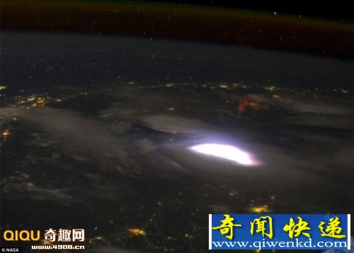 暴风闪电下的“红色精灵”现象