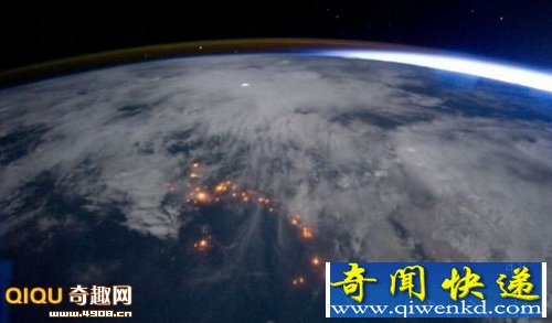 雷暴云闪电中的罕见精灵闪电
