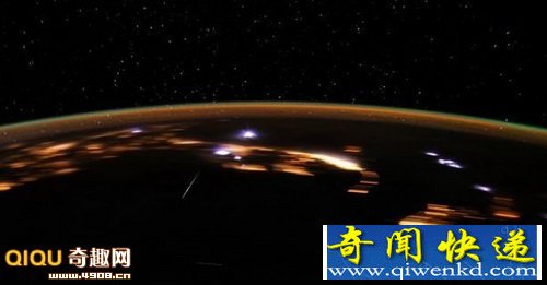 雷暴云闪电中的罕见精灵闪电