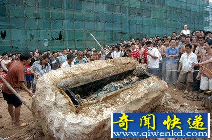 四川成都百年清朝僵尸开棺现场 肉身僵而不腐浑身重布缠绕