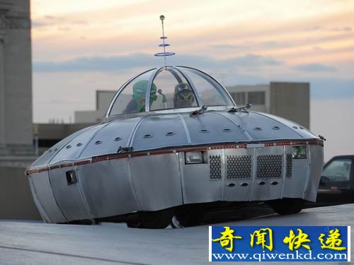 竟然能合法上路!外星文化发烧友自制UFO汽车