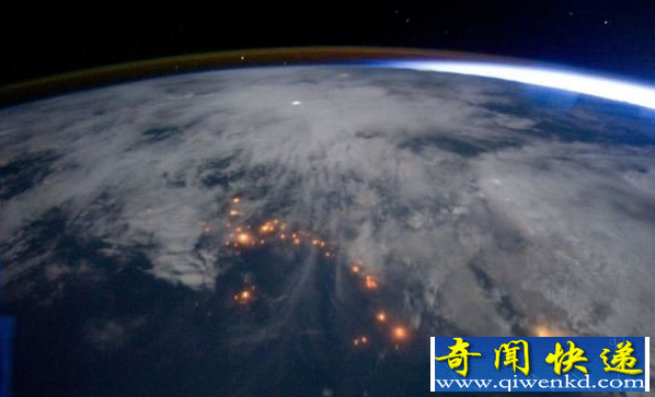 宇航员从太空跟踪风暴云中罕见“精灵”闪电
