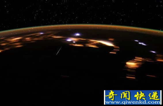 宇航员从太空跟踪风暴云中罕见“精灵”闪电