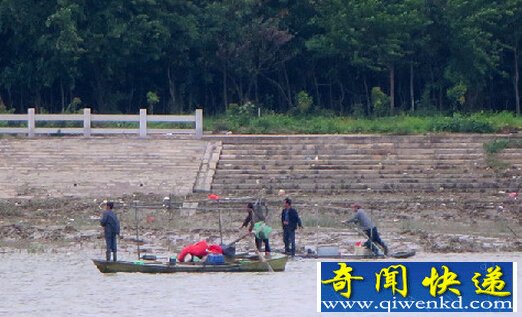 夫妻吵架后跳河 妻子却因穿羽绒服获救