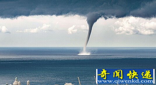 意大利海面出现巨大水龙卷场面震撼