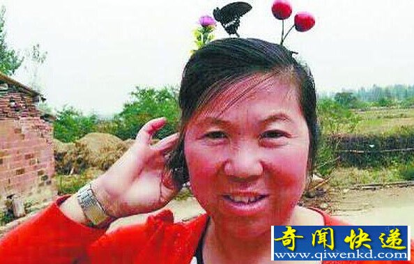 大妈头戴卖萌草引蝴蝶停留 造型逼真能招蜂引蝶
