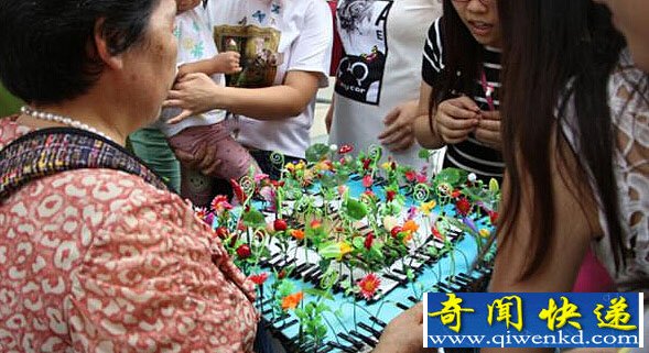 大妈头戴卖萌草引蝴蝶停留 造型逼真能招蜂引蝶