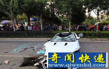 昆明“飙车党”闹市飙车 司机身亡惨烈现场