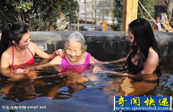 山东旅游小姐泳装陪奶奶泡温泉尽孝道