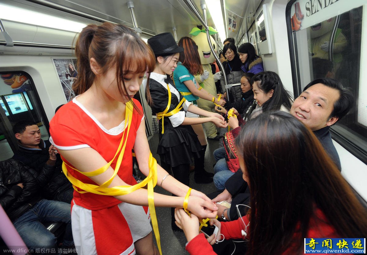 武汉地铁性感制服美女求乘客帮忙解套减压