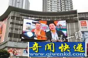 男子花1个月工资广场求婚 跳骑马舞感动女友