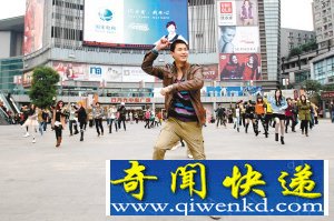 男子花1个月工资广场求婚 跳骑马舞感动女友