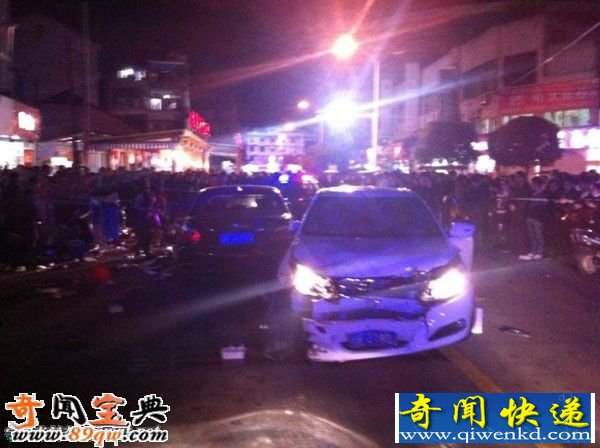 浙江一女子遇见前男友与他人约会后驾车撞人