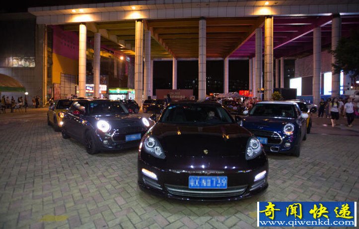 90后男子担心大一女友被抢走 开豪车拉横幅求婚