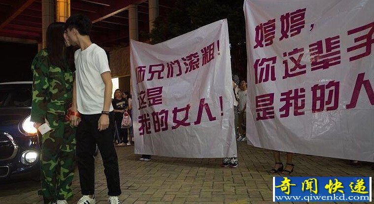 90后男子担心大一女友被抢走 开豪车拉横幅求婚