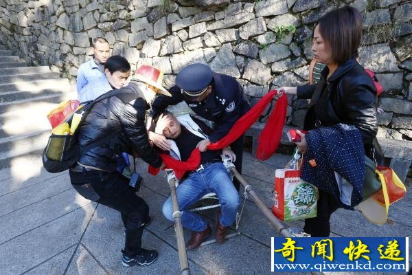 传递正能量:某游客身体不适 众人抬轿护送游客