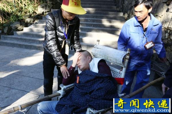传递正能量:某游客身体不适 众人抬轿护送游客