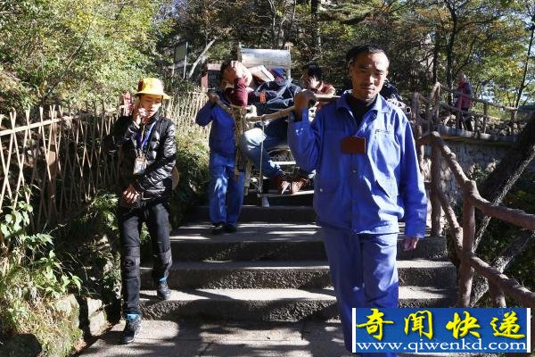 传递正能量:某游客身体不适 众人抬轿护送游客