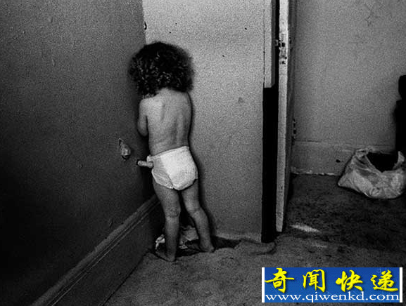 男子受雇给艾滋病死者穿寿衣 疑自己被染刀砍雇主