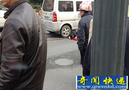 的哥下车理论刮擦遭面包车拖行死亡