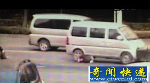 的哥下车理论刮擦遭面包车拖行死亡