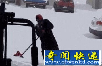 铲雪哥踩冰打滑9秒起身 被称最牛铲雪哥