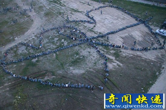 长春学生向女生求爱 千人凑成巨大爱心场面壮观