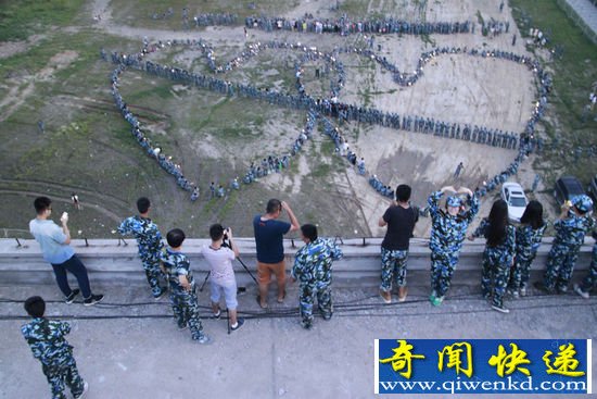 长春学生向女生求爱 千人凑成巨大爱心场面壮观