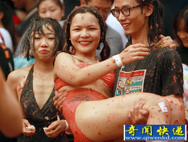 北京某酒吧举行首届西红柿大战 湿身男女比基尼肉搏