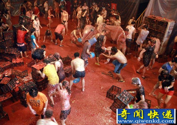 北京某酒吧举行首届西红柿大战 湿身男女比基尼肉搏