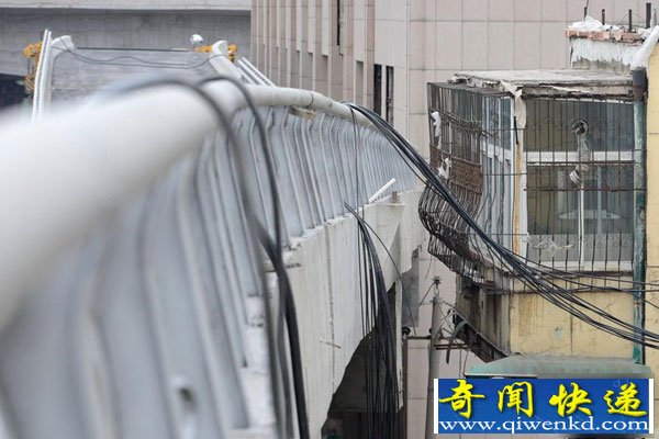 山西太原新建高架桥紧贴居民楼 最近处不足50厘米